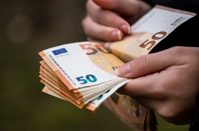 Правителството и социалните партньори договориха нов механизъм за минималната заплата от 2027 г.