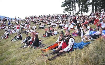 Фестивал на народната носия: Жеравна събра хиляди любители на българския фолклор