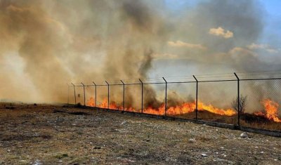 Голям пожар бушува в индустриалната зона на Асеновград (СНИМКИ)