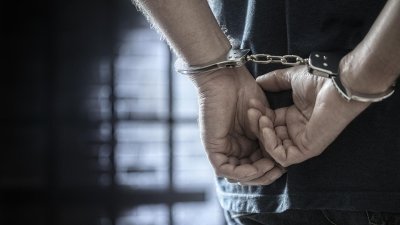 Трима остават в ареста за участие в организирана престъпна група край Ботевград