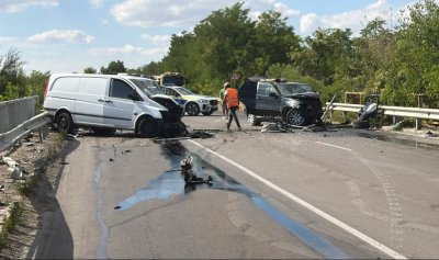 Тежка катастрофа край Русе: Кола и бус се удариха челно, има загинал (СНИМКИ)