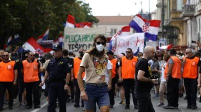 Десетки хиляди протестираха в Загреб заради 30 000 тона отпадъци