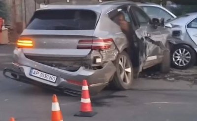 Пияна украинка помля куп паркирани автомобили в Несебър (ВИДЕО)