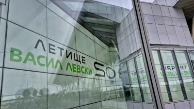 На летището в София задържаха двама чужденци с фалшиви документи