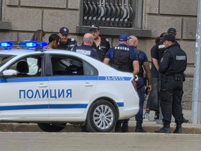 Бой между тийнейджъри до парламента, полицията проверява "локали" на площад Славейков (СНИМКИ)