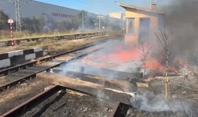 Голям пожар край гара Горно Сахране блокира движението по Подбалканската линия