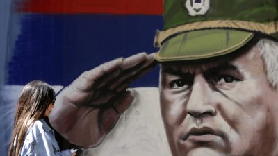 Сръбски герой и почести: Вижте кадри от посрещането на тялото на Ратко Младич в Белград (ВИДЕО)