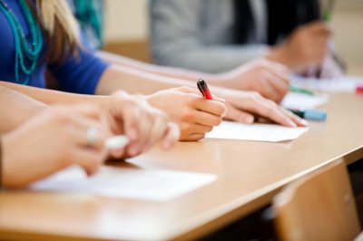На поправителната матура по БЕЛ: Анулираха 33 изпитни работи на зрелостници с идентични отговори