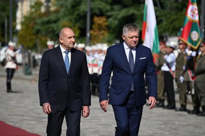 (СНИМКИ) Премиерът Радев посрещна словашкия премиер Роберт Фицо с официална церемония на площад &bdquo;Св. Александър Невски&ldquo;