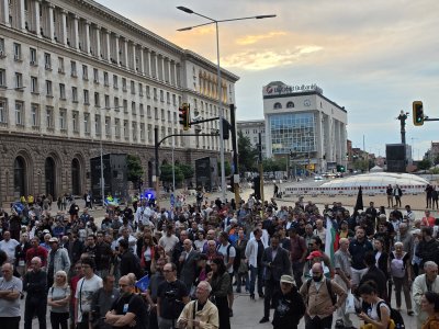 Протест срещу правителството се провежда пред сградата на МС