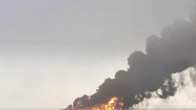 Петролен танкер избухна в пламъци след удар в мина в Ормузкия проток