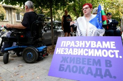 Хора с увреждания протестираха пред Столична община за достъпна София (СНИМКИ)