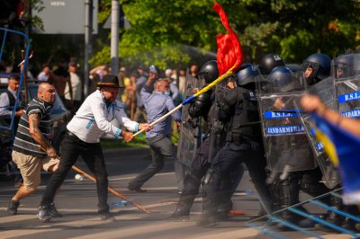 Сълзотворен газ, десетки ранени и арестувани в Букурещ след протест на овцевъди (ВИДЕО)