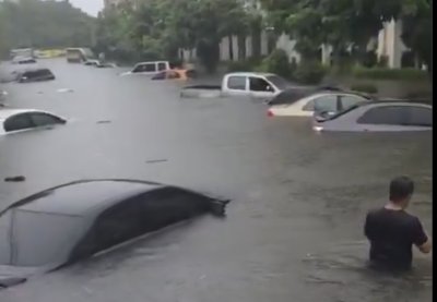 (ВИДЕА) Проливни дъждове удавиха Банкок