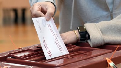Партията на Андрис Кулбергс води на изборите в Латвия според екзитпол