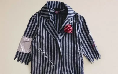 Zara подложена на критики заради детски костюм, напомнящ униформи от Аушвиц (СНИМКИ)