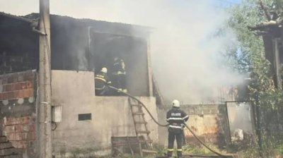 Пожар избухна в кравеферма край Хасково