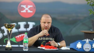 Българинът Николай &bdquo;Papaworm&ldquo; Филипов стана световен шампион по ядене на люто