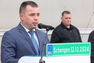 Трафиканти криели мигранти в тайници на автомобили, 22-ма са задържани в София (СНИМКИ)
