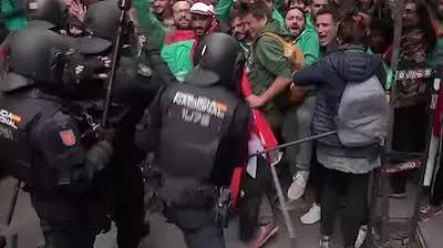 Полицията би с палки протестиращи учители в Мадрид, блокираха и магистрала