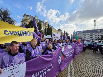 КНСБ излезе на национален протест: Иска 10% ръст на заплатите и минимум 690 евро през 2027 г. (СНИМКИ)