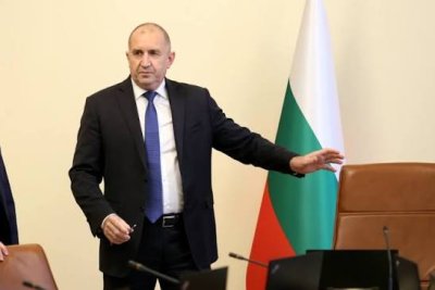 Румен Радев и Ван И обсъдиха инвестиции и транспортна свързаност между България и Китай