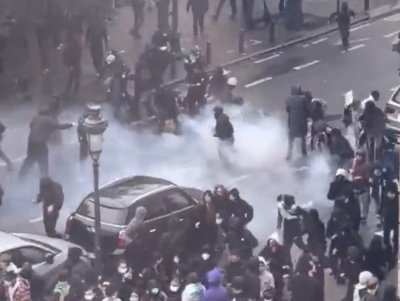 (ВИДЕА) Сблъсъци в Брюксел: 50 000 души протестираха срещу икономиите, полицията използва водни оръдия и сълзотворен газ