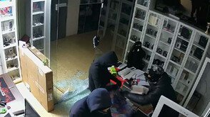 (ВИДЕО) Удар за близо 100 000 евро в София: Маскирани обраха магазин за телефони за по-малко от две минути
