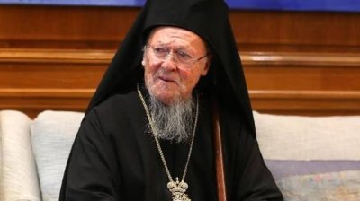 Вселенският патриарх Вартоломей пристигна в България, посрещнаха го с протест