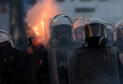 Ескалация на протестите в Тирана: Демонстранти нахлуха в министерство и повредиха държавни сгради