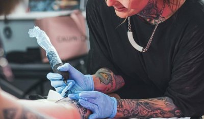 Вредни ли са татуировките? Какво откриха учените за мастилото, лимфните възли и риска от рак