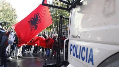 Над 1000 души са задържани при студентските протести в Албания