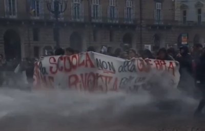 (ВИДЕО) Десетки хиляди ученици на протест в Италия, сблъсъци с полицията в Торино
