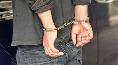 Мъж, преоблечен като жена, обра офис за парични преводи в Дупница