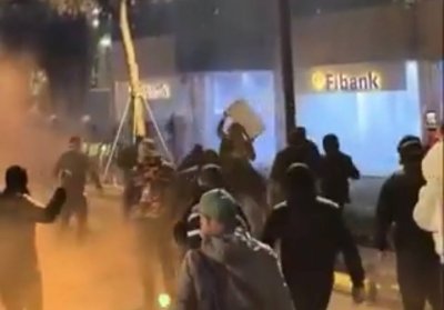 (ВИДЕО) Българската Fibank засегната от размириците в Тирана: Служители изнасят документи от банков офис