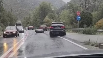 Скална маса падна в Кресненското дефиле и затрудни движението към София
