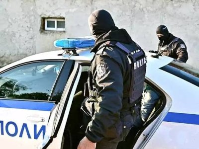 Полицейска акция преди изборите в Сливенско: 10 задържани, наркотици, изнудване и нелегално радио