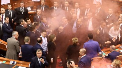 Хаос в парламента на Албания: Депутати се сбиха на фона на протести срещу Еди Рама
