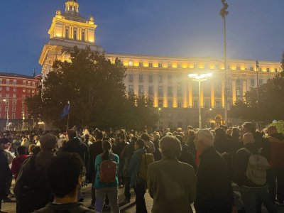 Хиляди на протест пред президентството скандират &bdquo;Оставка&ldquo; (ВИДЕО)