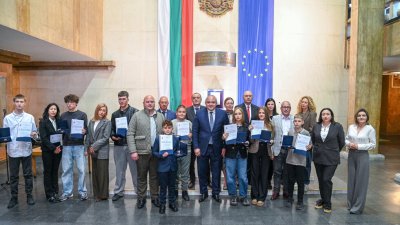 Добрият пример: Девет деца върнаха изгубени пари и документи, предотвратиха пожар и получиха награди от МВР (СНИМКИ)