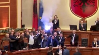 Физически сблъсъци между депутати в Албания на фона на продължаващи антиправителствени протести
