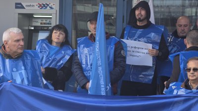 Протест пред АПИ заради готвени съкращения на над 600 служители, синдикатите искат отговори (СНИМКИ)