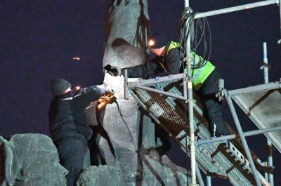 Отрязаха с флекс Паметника на Съветската армия