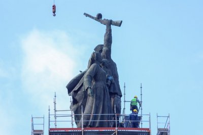 "Всъщност вие, които ръкопляскате на демонтажа, нацисти ли сте?"