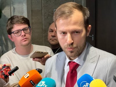 Депутати от ГЕРБ и "Възраждане" си направиха пинг-понг с оплешивяващата глава на Искрен Митев