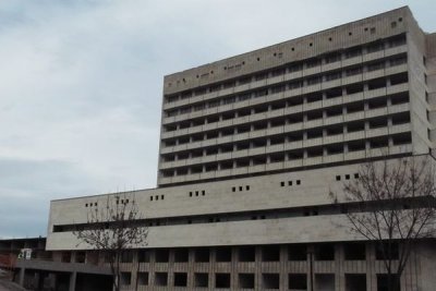 Неизвестни нахлуха в болницата в Ямбол