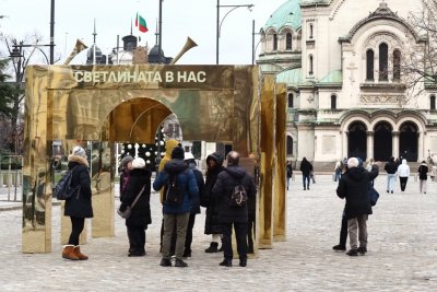 Създателите на &bdquo;златната арка&ldquo; за коледната украса в София не били получили пари за нея
