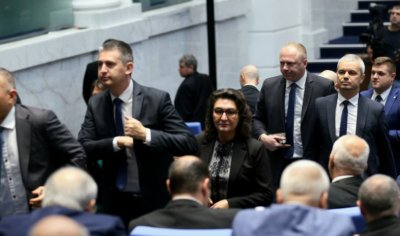 "Възраждане" и ИТН бойкотираха извънредното заседание в НС, Костадинов обяви, че ще сезира Конституционния съд