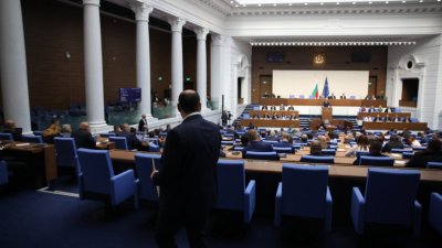 Народното събрание излезе в почивка преди изобщо да е заработило