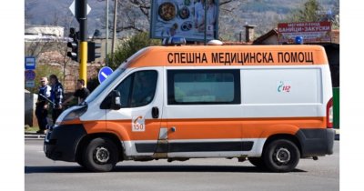 Възрастна жена се бори за живота си след верижна катастрофа